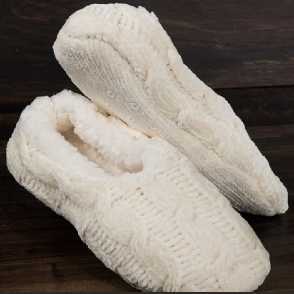Women’s winter chenille slippers in ivory with bottom grip. NWT SIZE L/XL - Picture 1 of 5